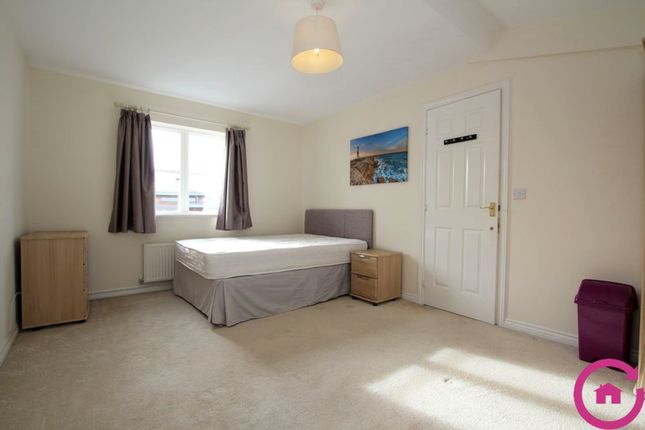 Room 3, 8, Pinewood Drive, Cheltenham photo 2