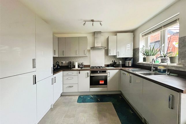 18, Gowling Close, Leamington Spa photo 2