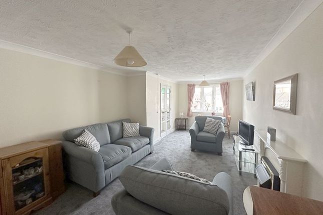 49 Potters Court, Darkes Lane, Potters Bar photo 2