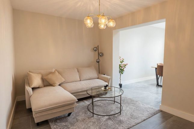 82, Sturgess Avenue, London photo 5