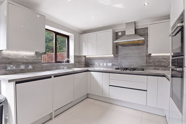 16 Darby Close, Milton Keynes photo 3