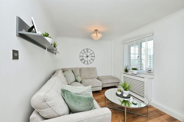 8, Kingfisher Rise, Stevenage photo 3