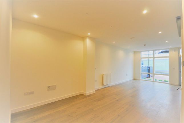 13, Armstrong Close, London photo 4