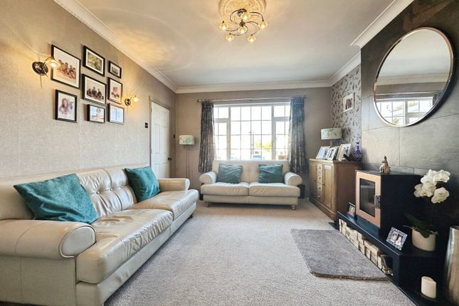 24, Aldersley Avenue, Claregate, Wolverhampton photo 3