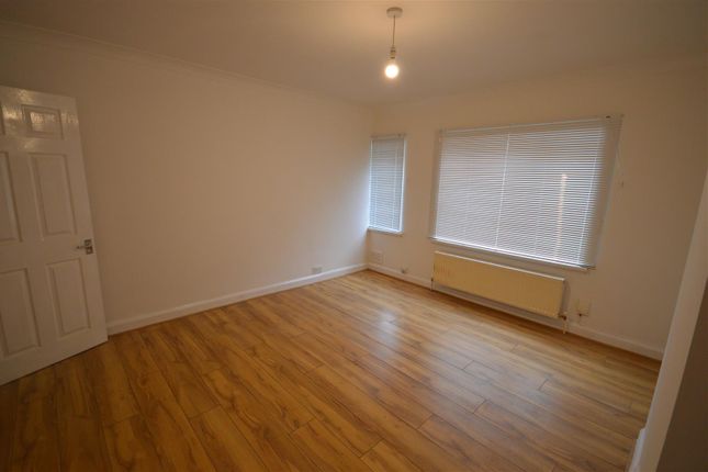 23, Bowling Green Avenue, Northants photo 2