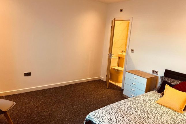 Room 1, 100, Princes  Avenue, Watford photo 5