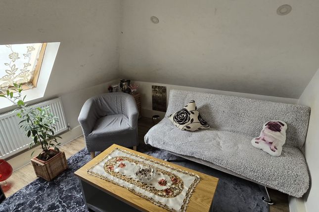 Thumbnail Flat for sale in Golfe Road, Ilford, Essex