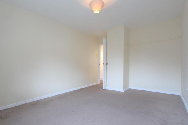 Flat to rent in Dunnymans Road, Banstead