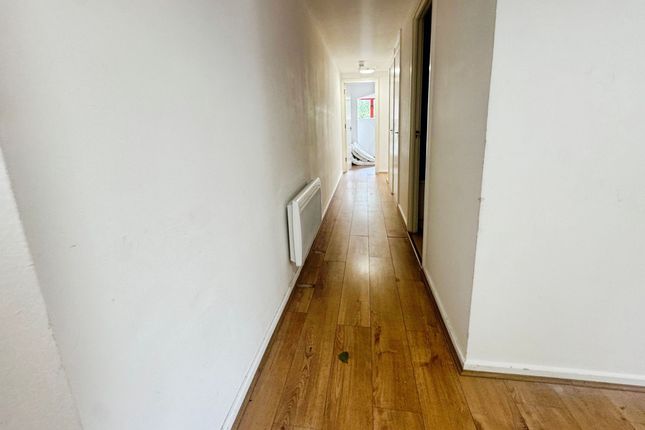 Flat 33, Westminster Court Eleanor Way, Waltham Cross photo 3