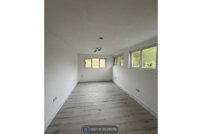 Oaklands Avenue, Watford photo 2