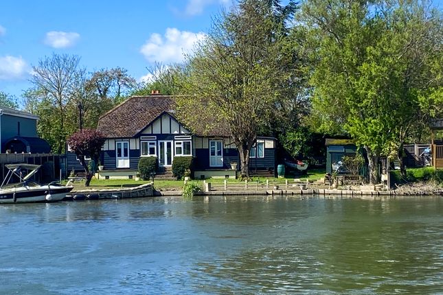 Thumbnail Detached bungalow for sale in Laeham Reach, Chertsey