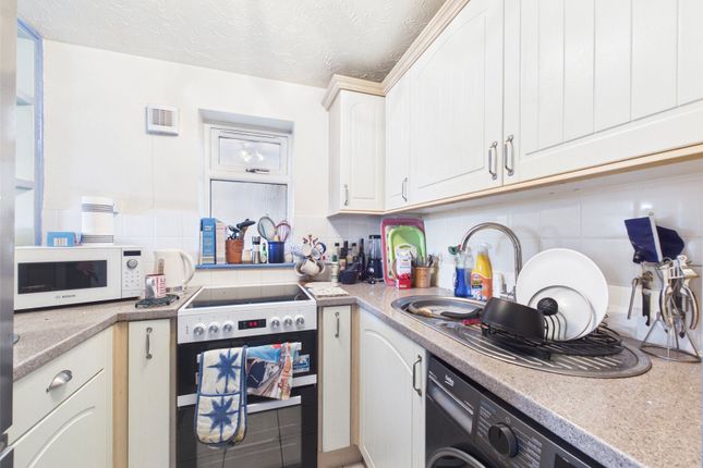 30, Woodford Court, Gloucester photo 4