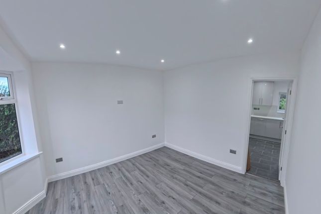 18, Farndale Avenue, Coventry photo 2