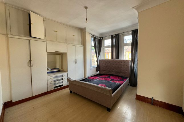 Thumbnail Flat to rent in Valentines Road, Ilford