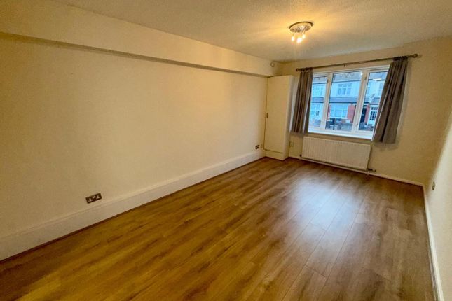 Flat 11, Spicer Court, Stanley Road, Enfield photo 4
