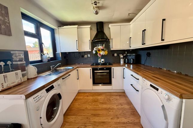 15, School Close, Swadlincote photo 3