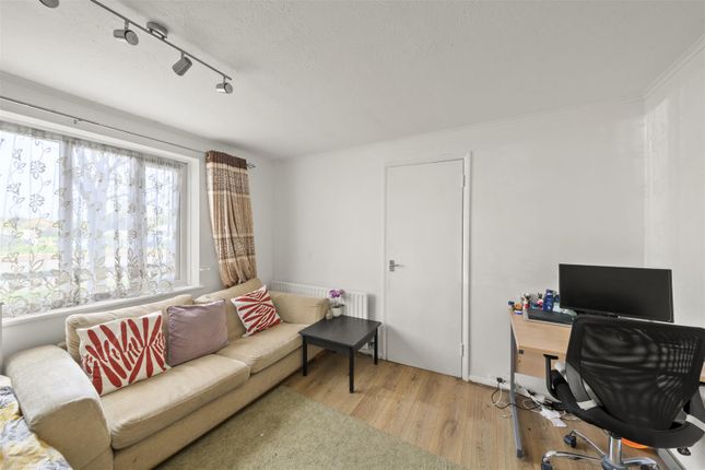 11, Gade Close, Hayes photo 2