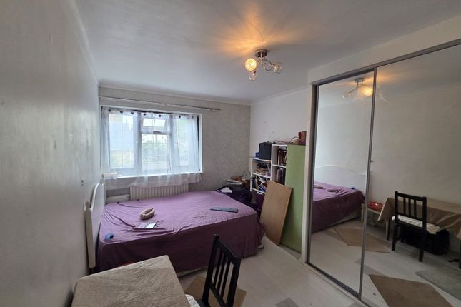 20, Paddock Close, London photo 4