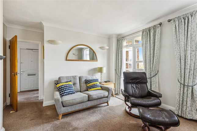 33, Longlands Court, London photo 3