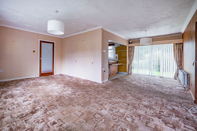 17 Spruce Drive, Lenzie, Glasgow photo 2