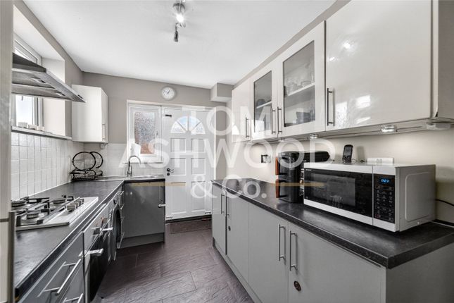 106, Lindisfarne Road, Dagenham photo 3