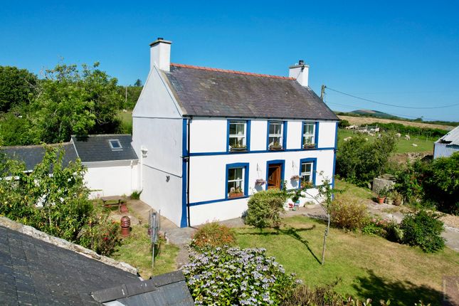 Studio house on Henllys Uchaf, Pwllheli, £495,000