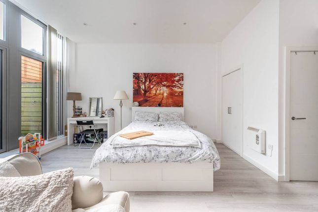 Studio flat on Talbot Skyline, Rayners Lane, £245,000