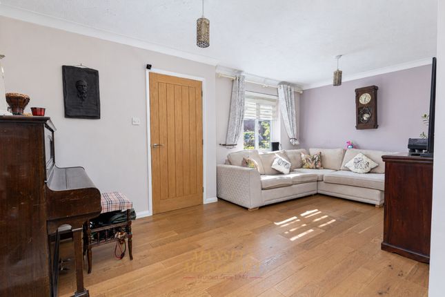 5 The Acorns, Crawley photo 3