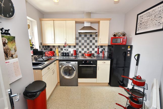 42 Holt Close, Ashford photo 3