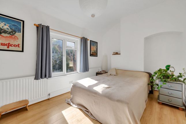 102 Brent Terrace, London photo 4