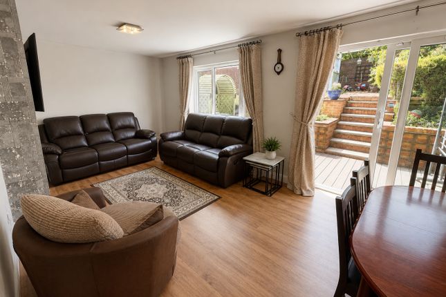 4, Hunts Close, Luton photo 2