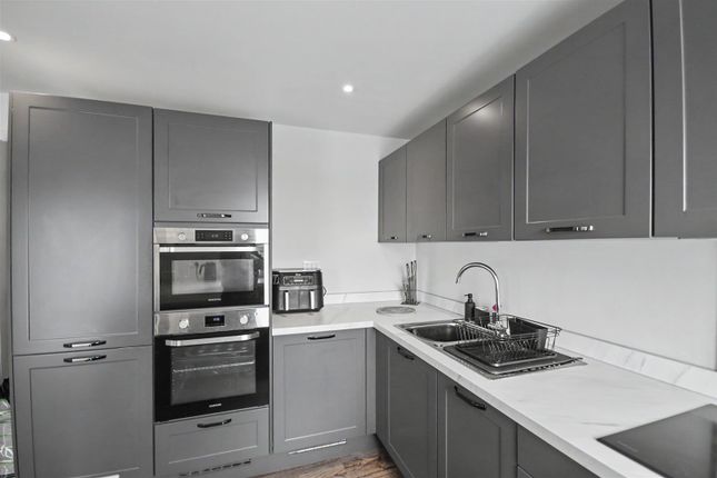 Flat 16, 54, The Avenue, Priors Hall Park photo 4