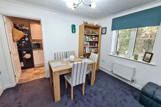 23,Flat 3, Hawkers Close, Southampton photo 4