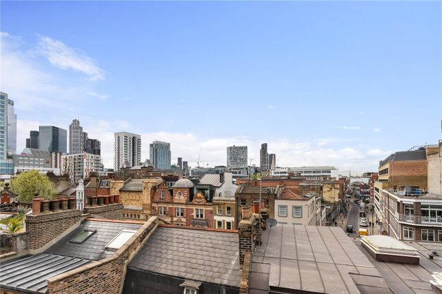 Town house to rent in White Church Passage, London