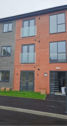 Flat to rent in Rathmell View, Rathmell Road, Leeds