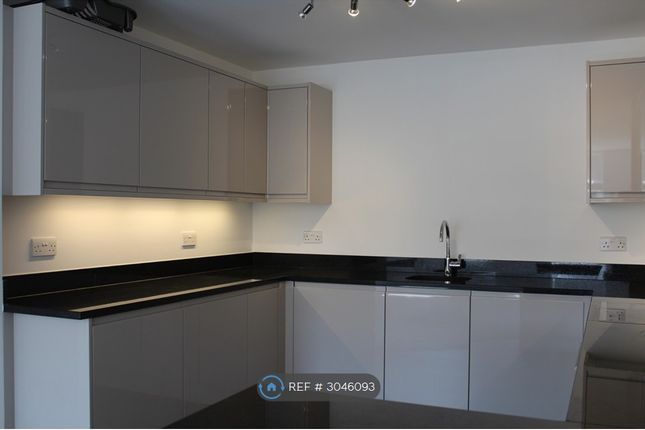 Flat, Middleton House High Street, Horley photo 5