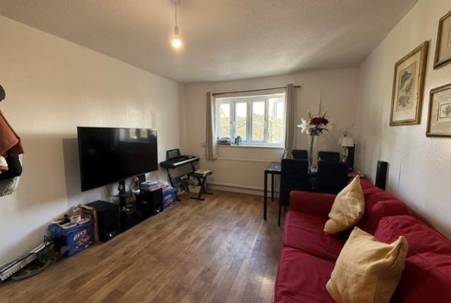 92, Dromey Gardens, Harrow photo 5