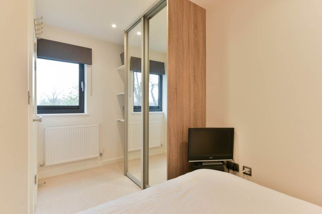 Flat to rent in South Street, Epsom