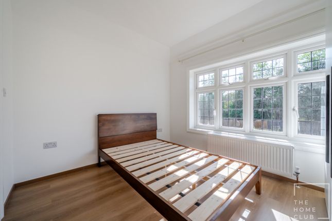 6 Bedroom - 54, Queen Eleanors Road, Guildford photo 3