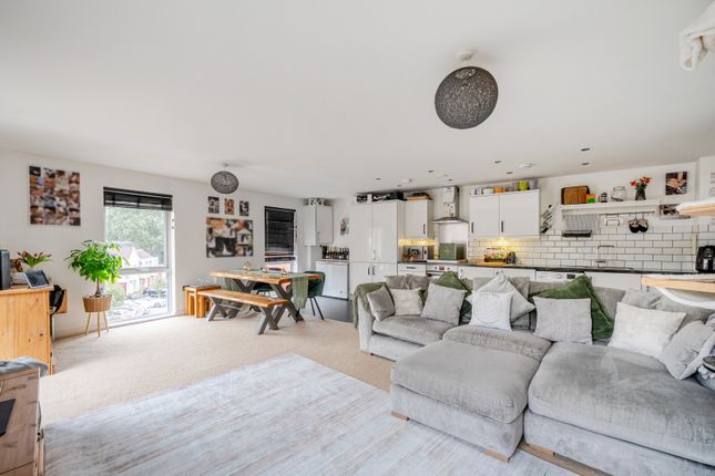 26, Howden Drive, Surrey photo 4