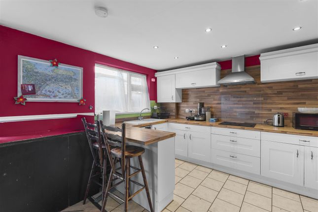21, Exeter Close, Stevenage photo 2