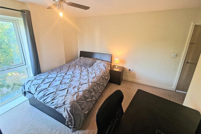 16, Cleves Court, Pitsea photo 3