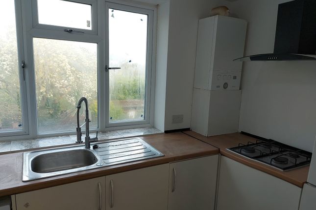 Flat 2, 34 Elthorne Way, London photo 3