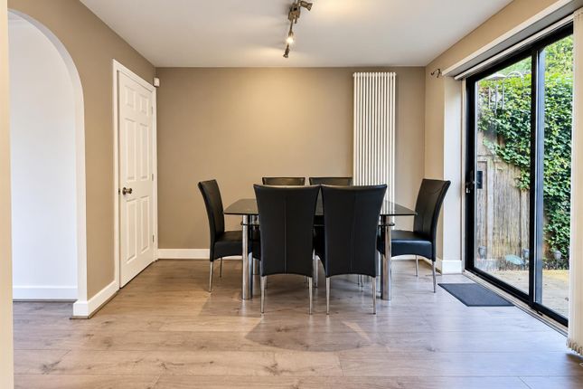 3, Chiltern Court, Leeds photo 3