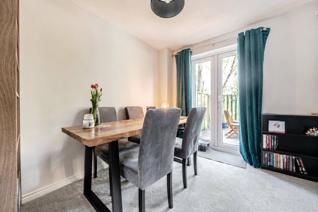 30, School Meadow, Guildford photo 3