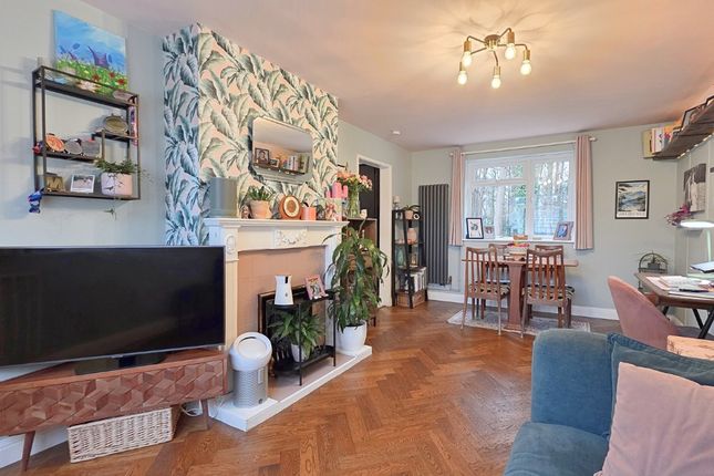 5 Cricket Field Grove, Crowthorne, Berkshire photo 2