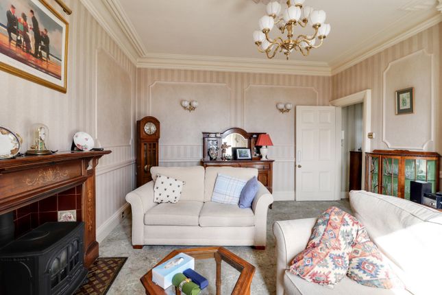 Flat 4, 4 Park Drive South, Huddersfield photo 4
