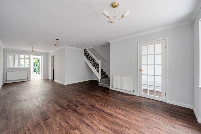7, Cheniston Close, West Byfleet photo 2