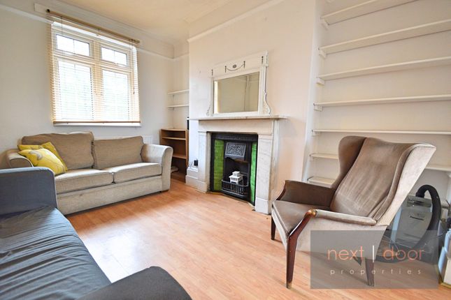 Flat to rent in Clapham Road, Oval, London