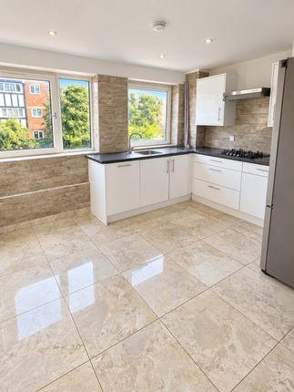 Flat 2 Conegar Court, Stoke Poges Lane, SLOUGH photo 4
